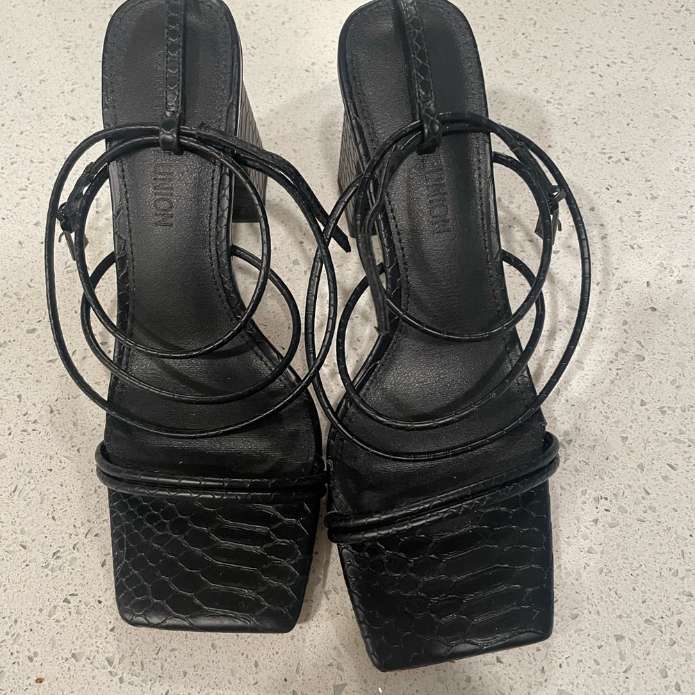 New York and company black block strappy heel